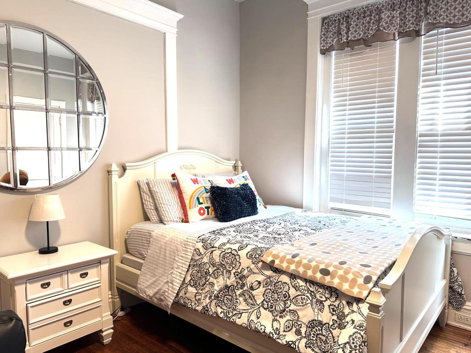 E1 Centrally Located In Carytown Fully Fenced Richmond Bagian luar foto