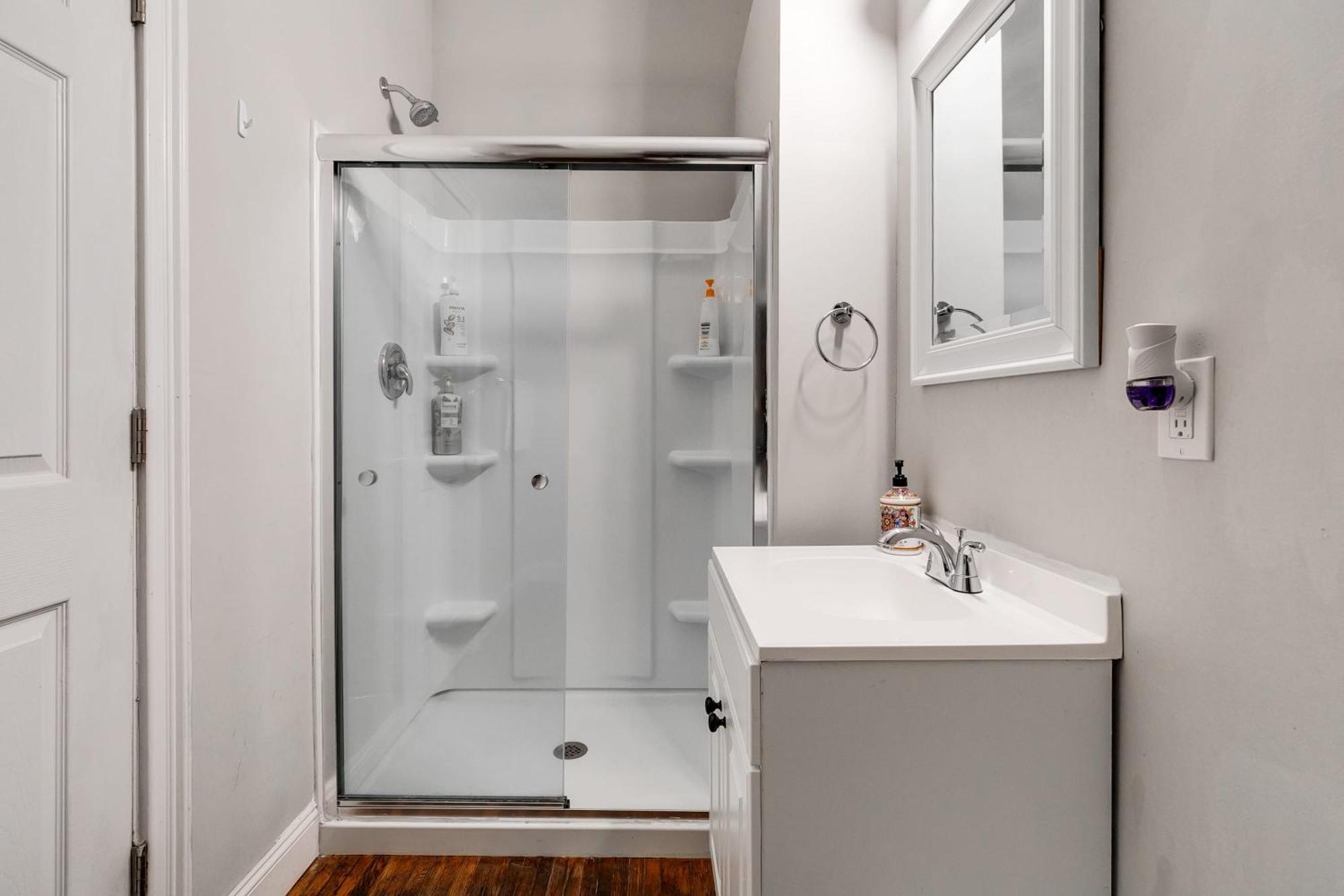 E1 Centrally Located In Carytown Fully Fenced Richmond Bagian luar foto
