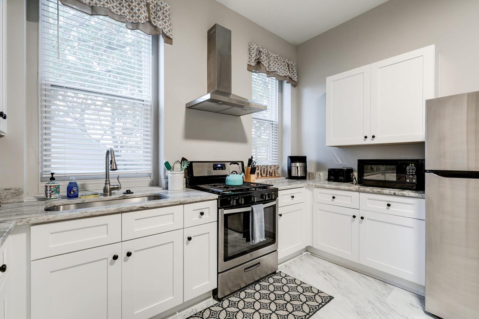 E1 Centrally Located In Carytown Fully Fenced Richmond Bagian luar foto